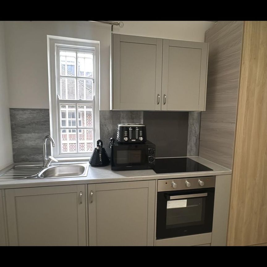 1 Bed Semi-Detached House, The Bishops Avenue, N2 - Photo 1
