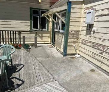 NICE AND TIDY 4x bedroom flat in a great location. - Photo 4