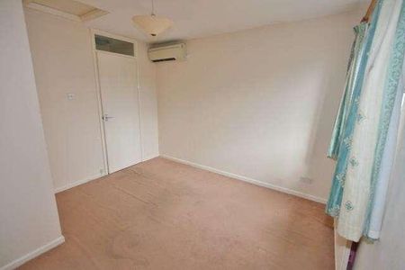 Falcon Fields, Tadley, RG26 - Photo 3