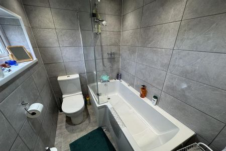 3 bedroom semi-detached house to rent - Photo 2