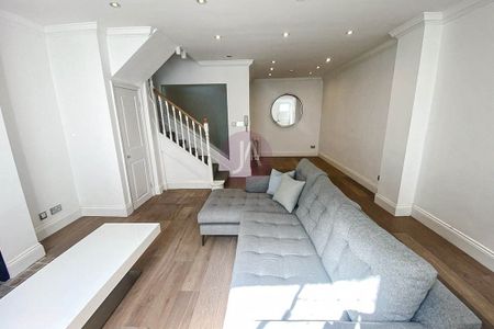 3 bedroom House to rent in Ryders Terrace, St. Johns Wood, London, NW8 - Photo 5