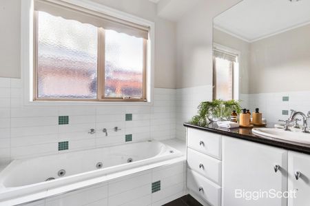 Modern Comfort with Convenient Access to All - Photo 5