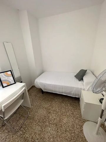 Calle Río Olivenza, Málaga, Andalusia 29002 - Photo 3