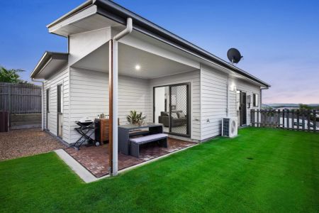 Contemporary living close to parks, shops, and transport. - Photo 2