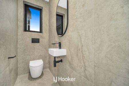 Contemporary Elegance Meets Urban Convenience in Central Berwick - Photo 4