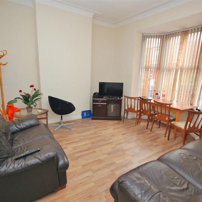 6 bedroom semi-detached house to rent - Photo 1