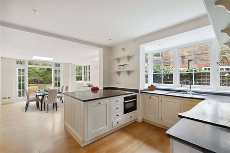 This is a beautifully finished and well proportioned Bedford Park House with a lovely large garden - Photo 2