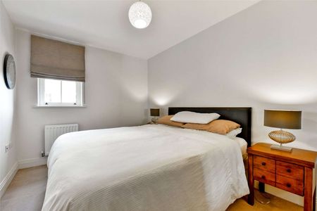 A modern two bedroom executive apartment with parking for two cars located in a gated development within easy reach of Windsor Town Centre. - Photo 5