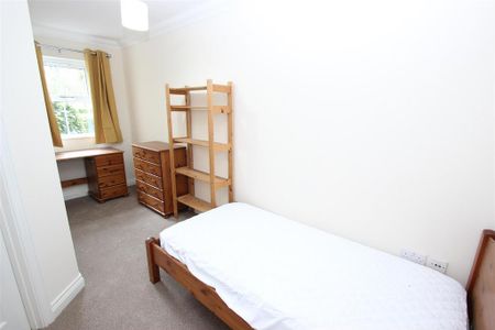 3 bedroom flat to rent - Photo 4