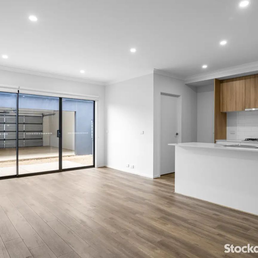 “Modern Townhouse Living in Grand View Estate!” - Photo 1