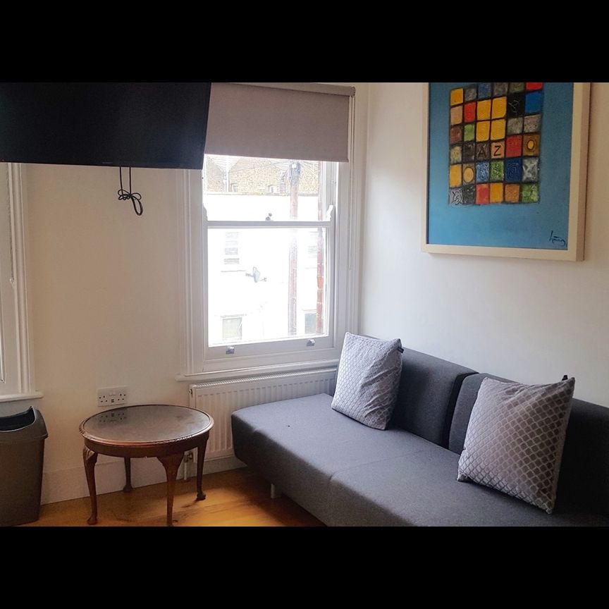 Room in a Shared Flat, Valmar Road, SE5 - Photo 1