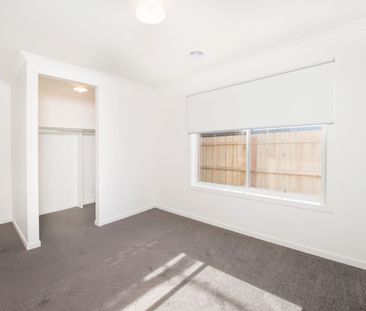 SPACIOUS & VERSATILE FAMILY LIVING IN UPPER POINT COOK - Photo 2