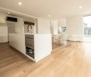 Residieren Sie in einer der besten Lagen Wiens! Traumhafte loftartige Maisonettenwohnung mit 2 Terrassen, Cottage-Ruhelage mit Panoramablick Richtung Wien! - Photo 2