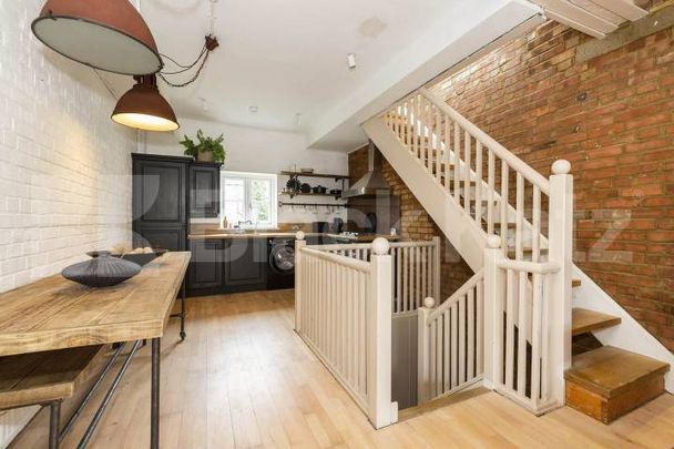 Stunning mid-Terrace house tucked away on a quiet mews Street - Photo 1
