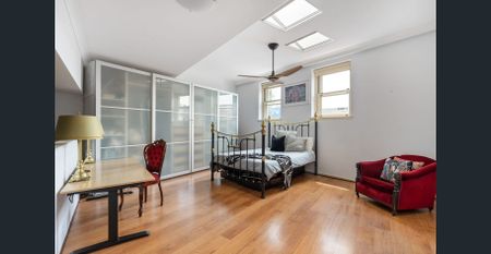 Expansive loft-style apartment in Art Deco conversion - Photo 4