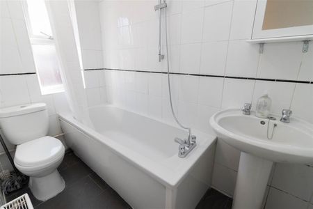 3 Bedroom Flat - First Floor - Photo 4