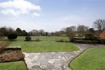 A beautifully preserved and well maintained Grade II listed detached thatched cottage - Photo 3