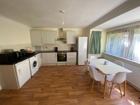 3 bedroom flat to rent - Photo 2