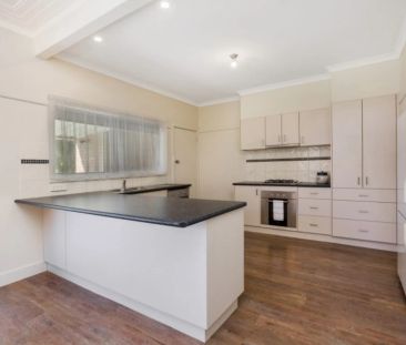 Charming cream brick home. - Photo 5