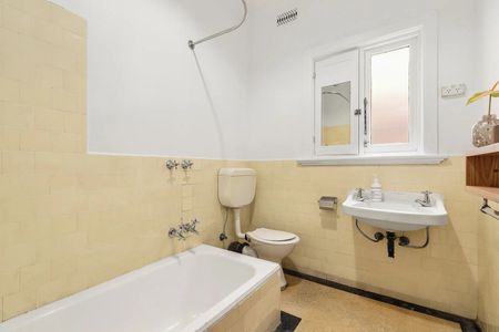 Art Deco Elegance in a Lifestyle Setting - Photo 2