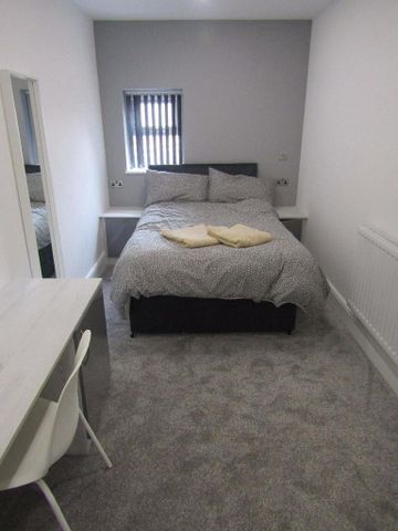 6 bedroom terraced house to rent - Photo 4