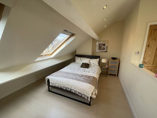 Sunnybank Avenue (room 4), Horsforth, Leeds - Photo 1