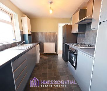 3 bedroom flat to rent - Photo 4