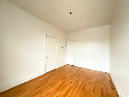 Charmant 4 ½ semi-meublé comprenant 1 chambre et un bureau, en plein centre de Verdun. - Photo 2