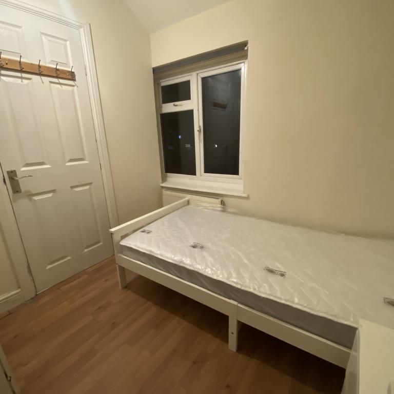 1 bedroom in a house share to rent - Photo 1