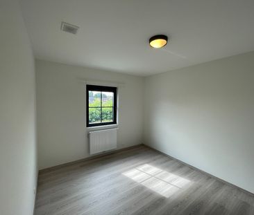 Drie slaapkamer EENGEZINSWONING met garage & tuin - Photo 4