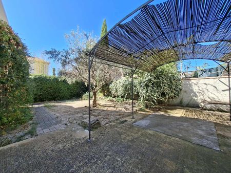 Location - Maison individuelle de 143 m² avec un jardin clos et arboré, une terrasse - Photo 2