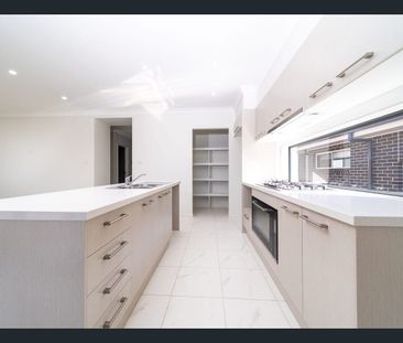 Stunning single-storey family residence - Photo 4