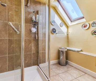 4 BED House To rent - Photo 3