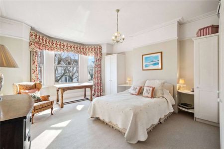 A substantial six bedroom home with large rear garden and off-street parking. - Photo 3