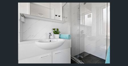 Recently Renovated One Bedroom Apartment in Prime Location - Photo 5