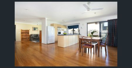 Modern Family Home in College Green Estate – Available 20 Dec - Photo 2