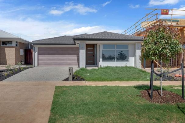 14 Bishopgate Boulevard Bonnie Brook VIC - Photo 1