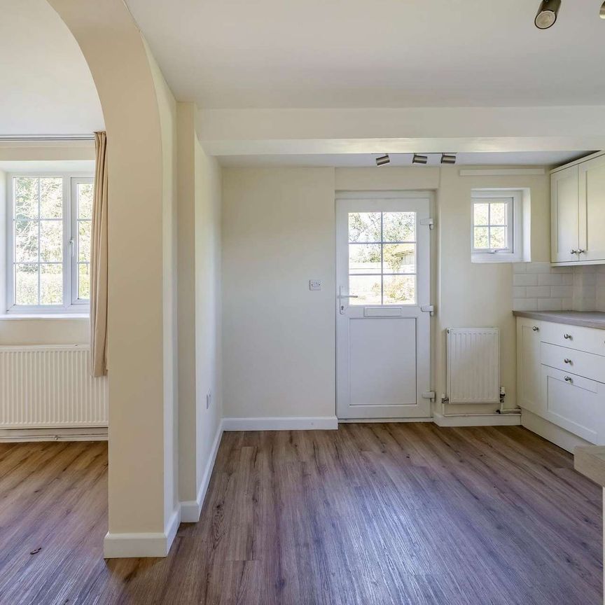 A delightful detached cottage on a private country estate. - Photo 1