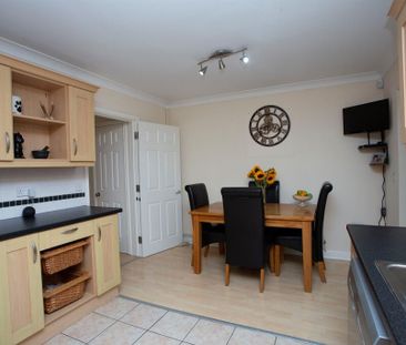 3 bedroom end of terrace house to rent - Photo 3