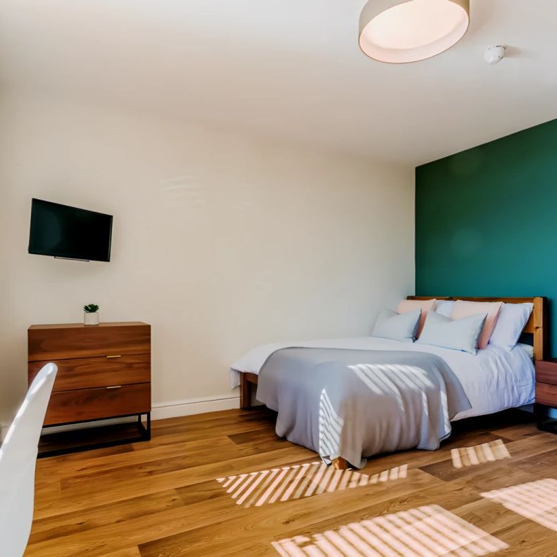 8 Bedrooms 2 bathrooms - Photo 1
