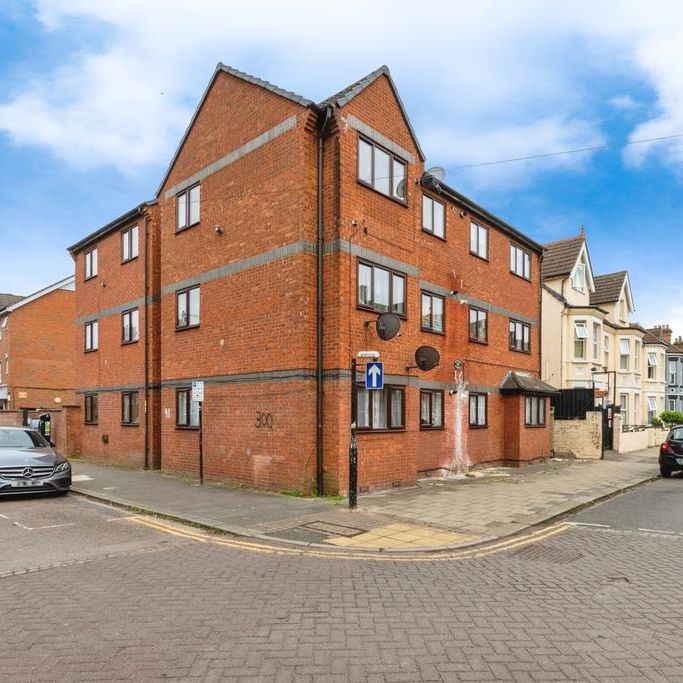 Ground floor flat to rent - Photo 1