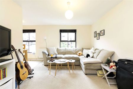 A two bedroom apartment within a small gated development just off Holloway Road - Photo 2