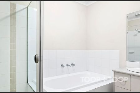 Well-Presented Townhouse in Brompton - Photo 3