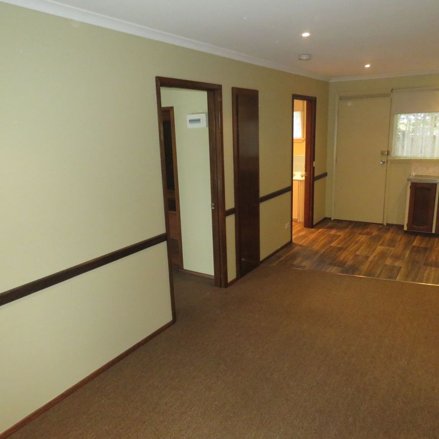 SINGLE BEDROOM UNIT IN WELL MAINTAINED COMPLEX. - Photo 1