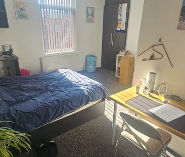 2 Bed - Flat 2, 24 Kensington Terrace, Hyde Park, Leeds - LS6 1BE - Student - Photo 3