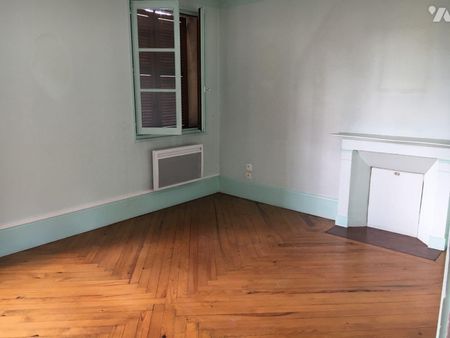 Maison de ville comprenant au rez-de-chaussée : un séjour, une cuisine et un dégagement, au ... - Photo 2