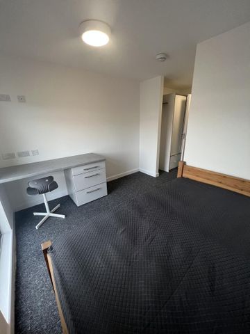 1 bedroom in a flat share to rent - Photo 4