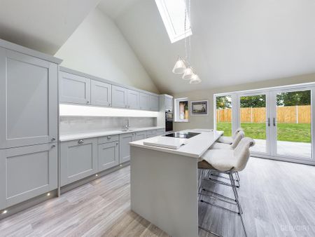 4 bedroom detached house to rent - Photo 2