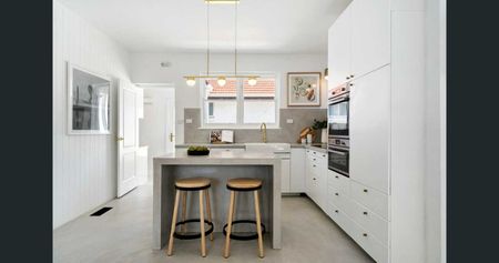 RENOVATED SPACIOUS 2/3 BEDROOM HOME - Photo 5