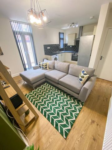 5 bedroom terraced house to rent - Photo 3